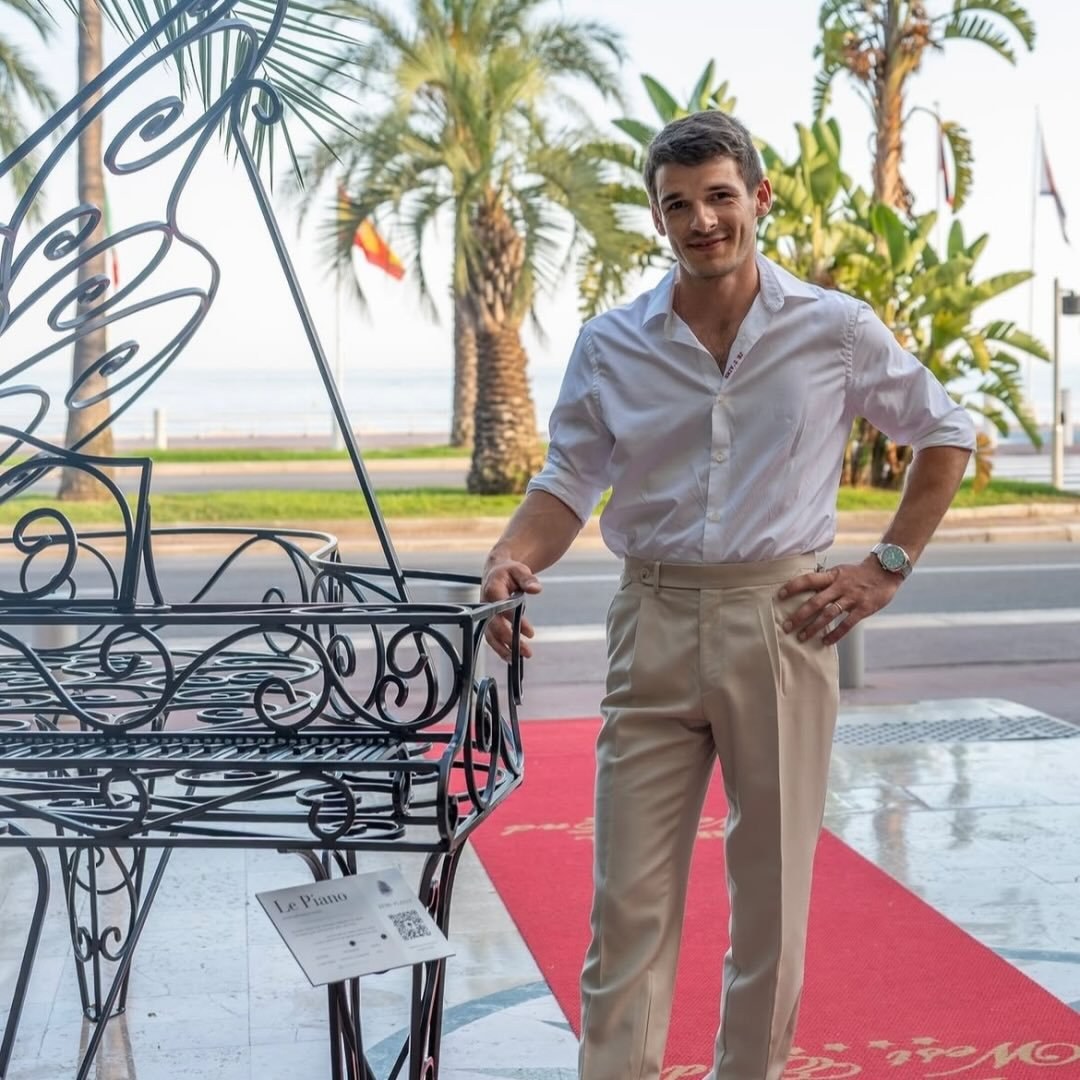 Rémi Plault auprès de sa sculpture Le Piano